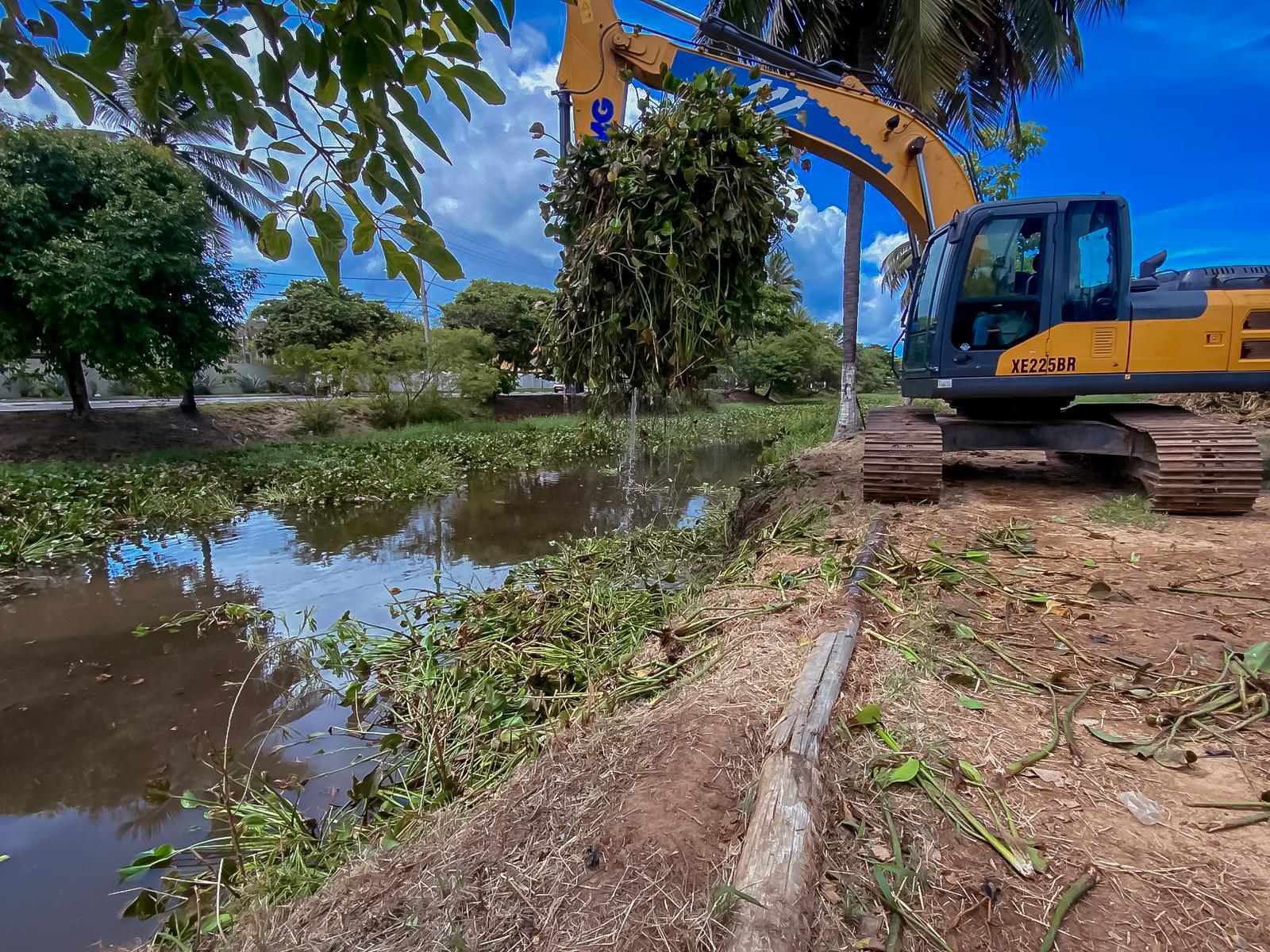 Prefeitura de Lauro executa ação preventiva de limpeza de canal em Vilas do Atlântico