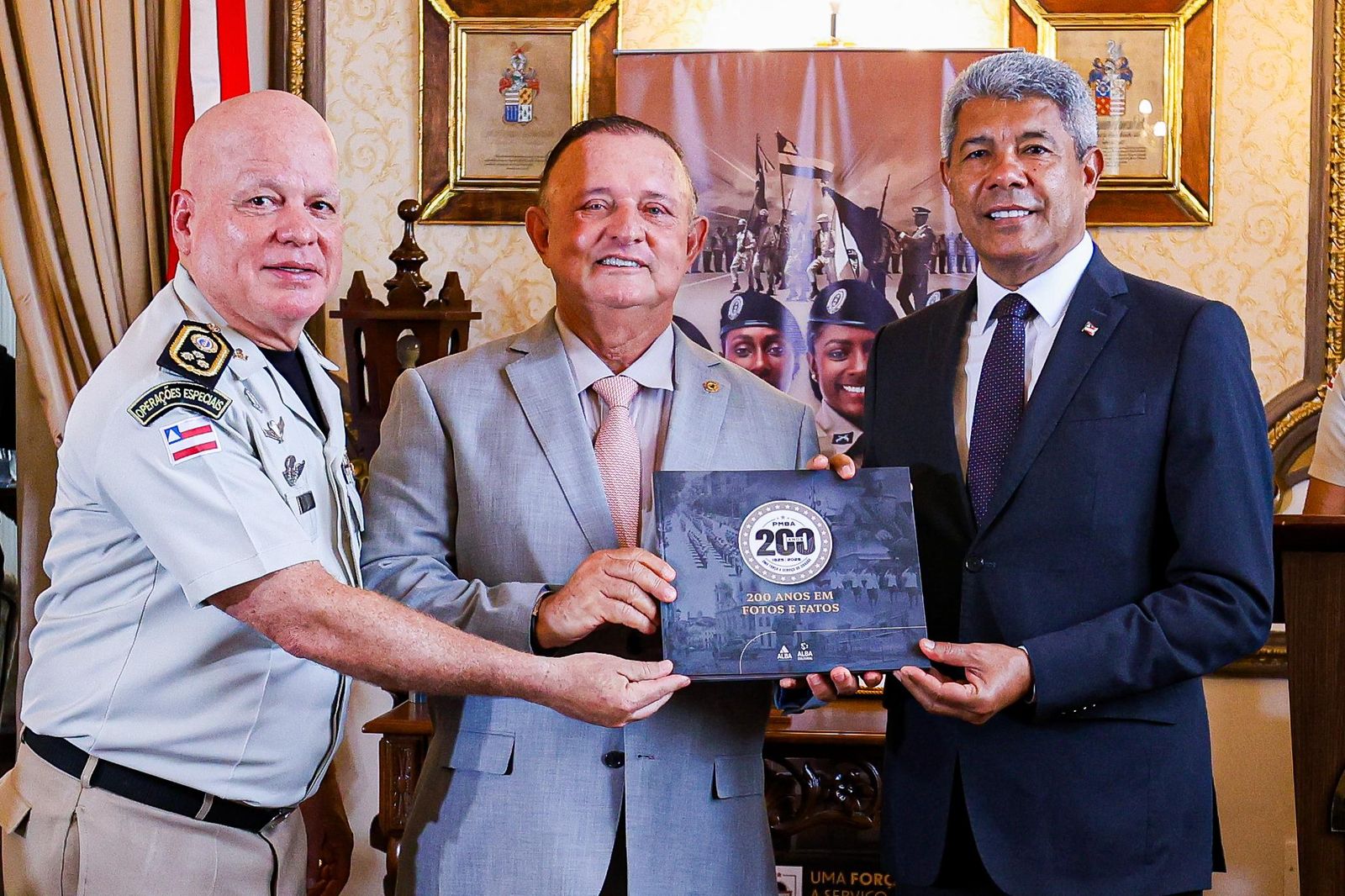 Adolfo Menezes recebe medalha alusiva aos 200 anos da Polícia Militar da Bahia