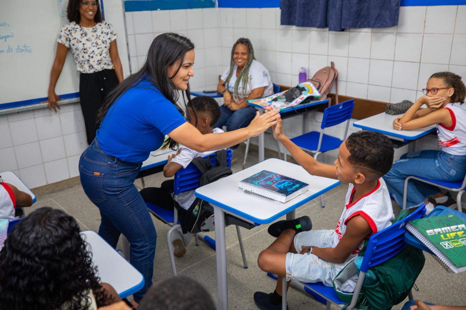 Prefeita Débora Régis dá boas-vindas aos estudantes da rede municipal de Lauro