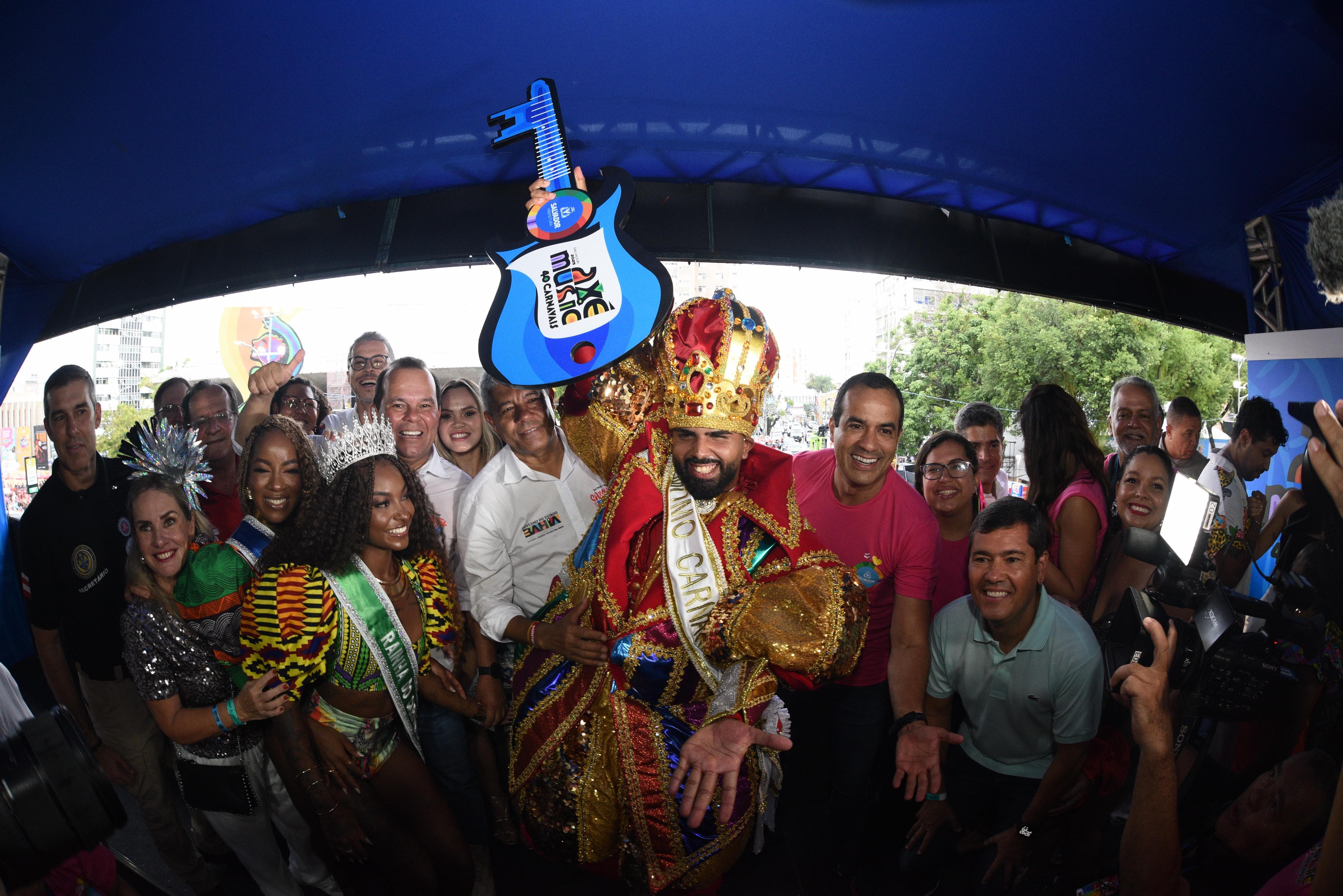 Bruno Reis entrega chave da cidade ao Rei Momo e abre oficialmente o Carnaval de Salvador