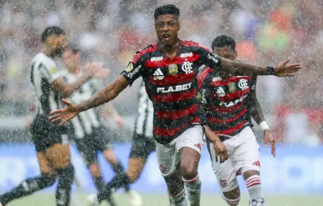 Flamengo aplica 3 a 1 no Botafogo e conquista o tricampeonato da Supercopa