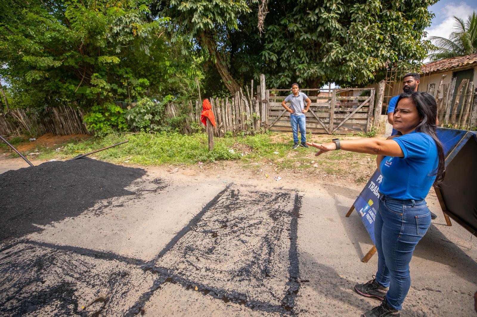 Débora Régis acompanha serviços da Operação Buraco Zero em Lauro