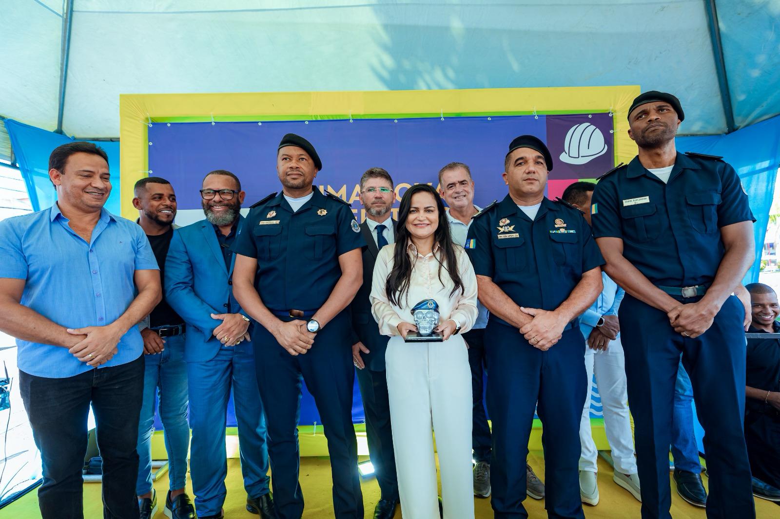 Débora reforça a segurança de Lauro de Freitas com a entrega de novos equipamentos