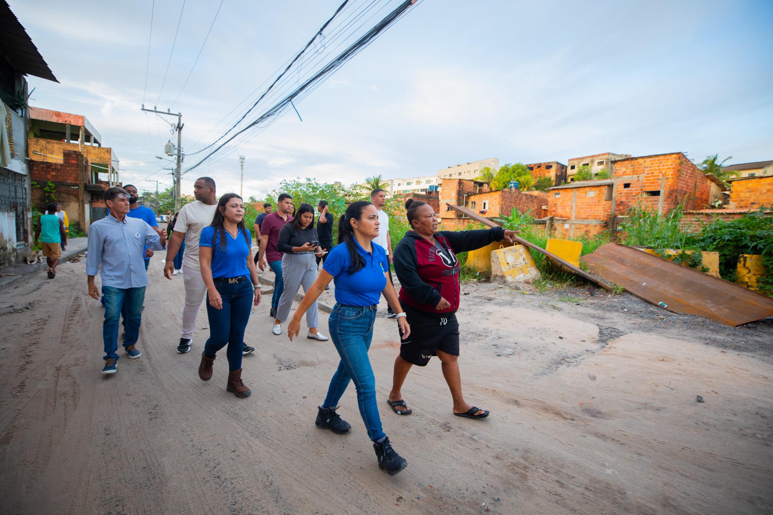 Débora acompanha a limpeza de canais e dialoga com a comunidade em Lauro