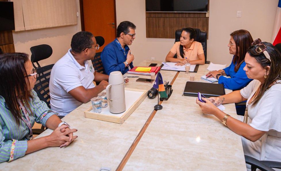 Débora se reúne com sindicato dos servidores de Lauro de Freitas e ouve pleito da categoria