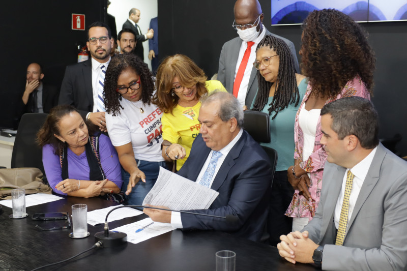 Carlos Muniz recebe representantes da APLB-Sindicato na Câmara de Salvador