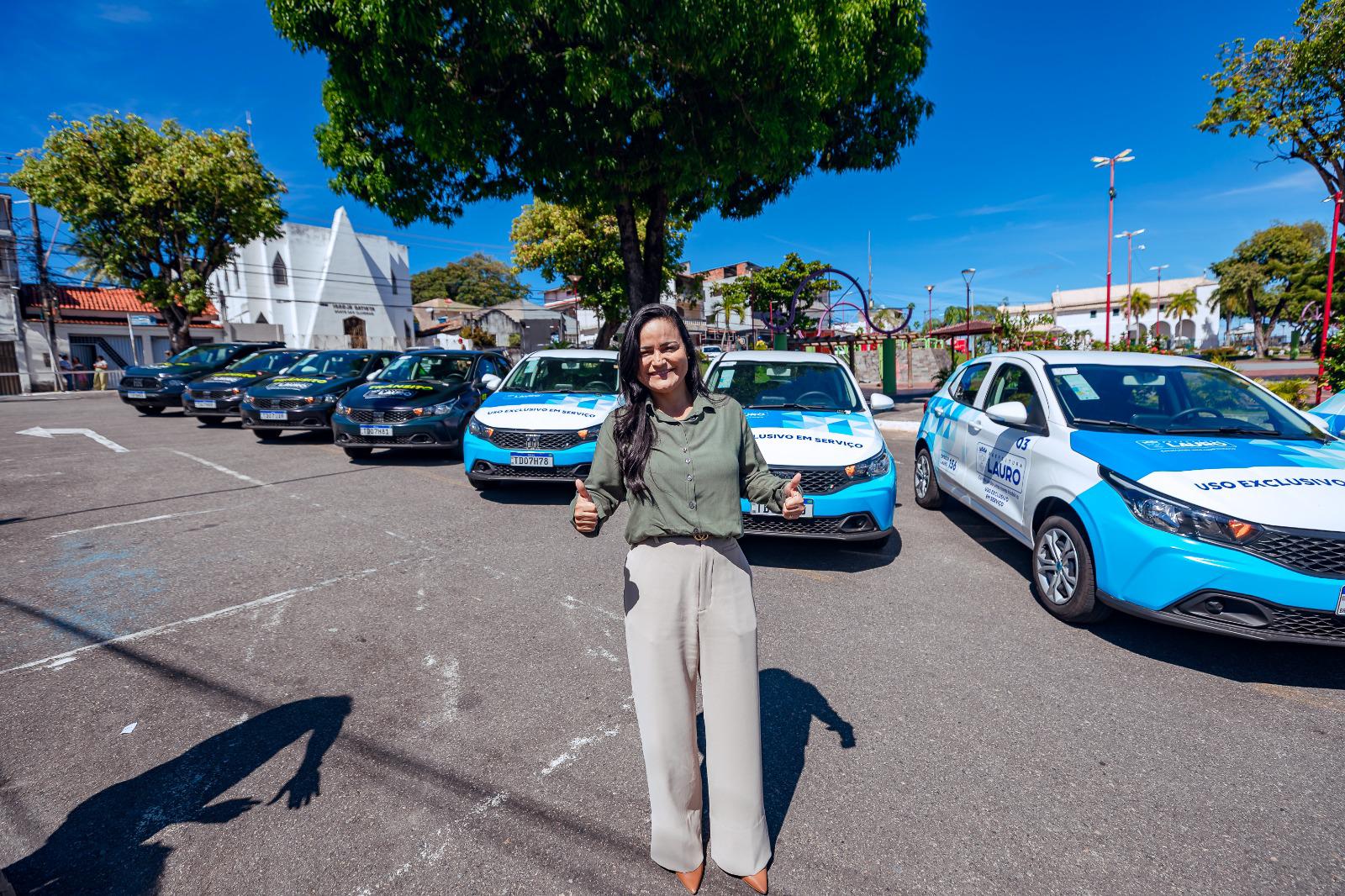 Débora destaca economia e moralidade na entrega de 17 novos carros para a frota municipal de Lauro