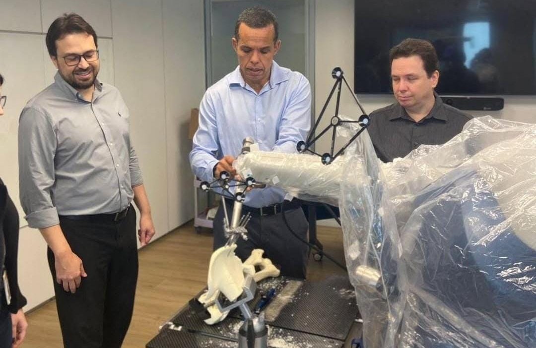Ortopedia: Presidente do SBOT-BA, Alexandre Meirelles participa de imersão prática sobre robótica em São Paulo