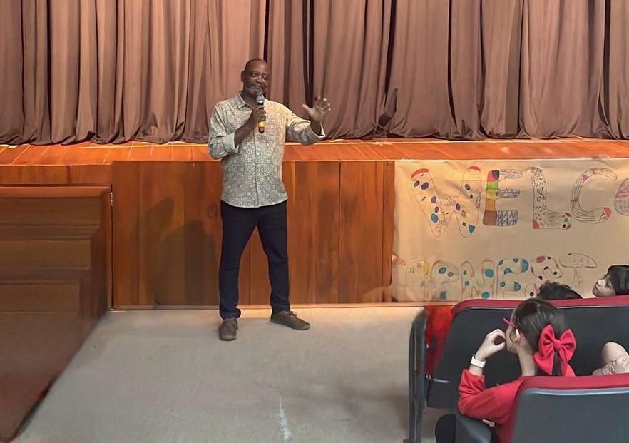 Em parceria com Cambridge, colégio de Salvador promove “Africa Day” e recebe escritor do livro “O Preço do Preconceito”