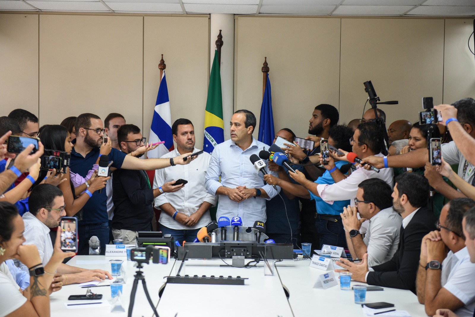 Bruno Reis garante pagamento do piso do magistério em Salvador