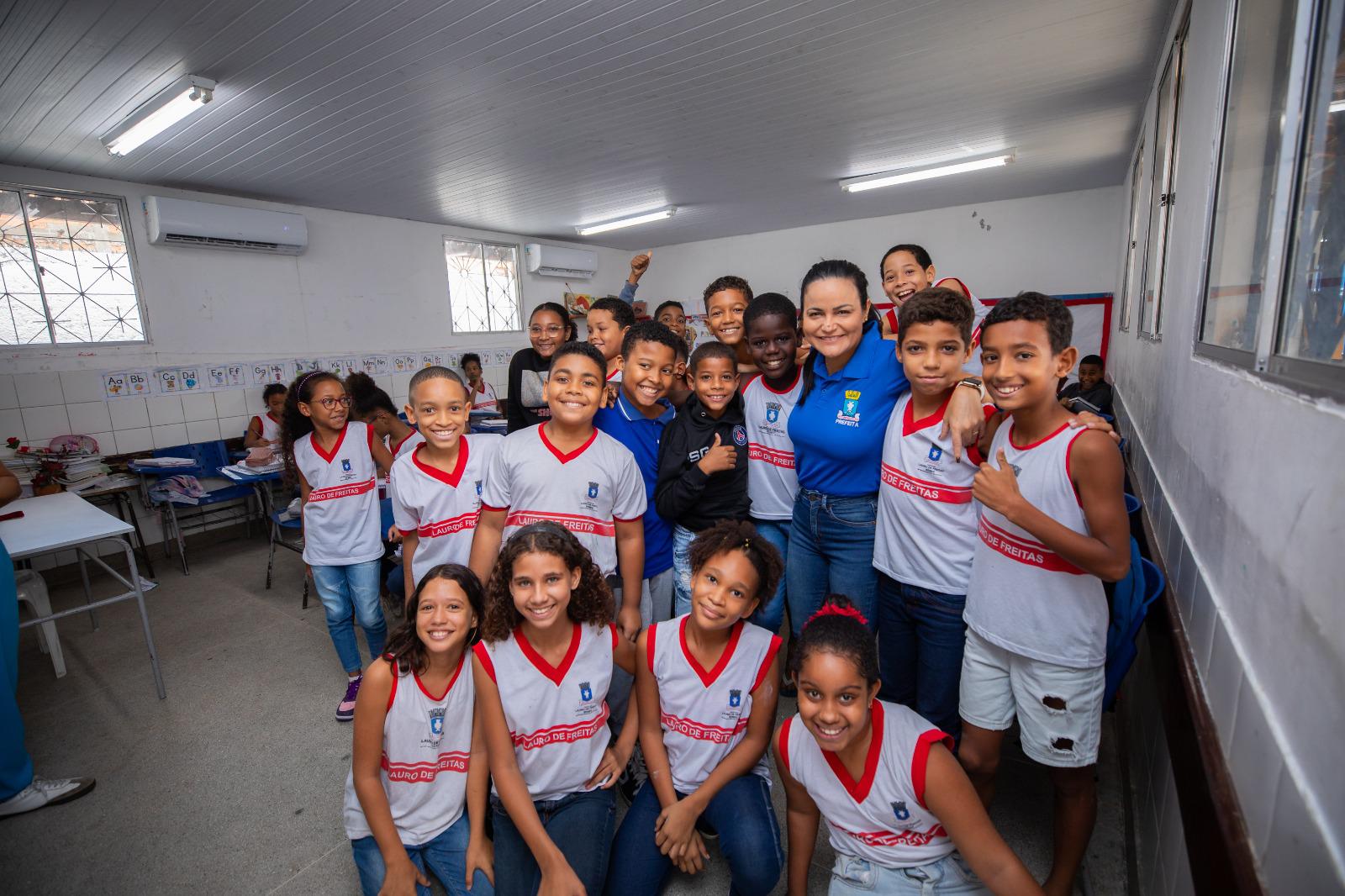 Lauro: Débora entrega serviços de manutenção da Escola Municipal Mercedes do Espírito Santo