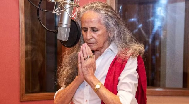 Maria Bethânia faz apelo após enchente em Santo Amaro