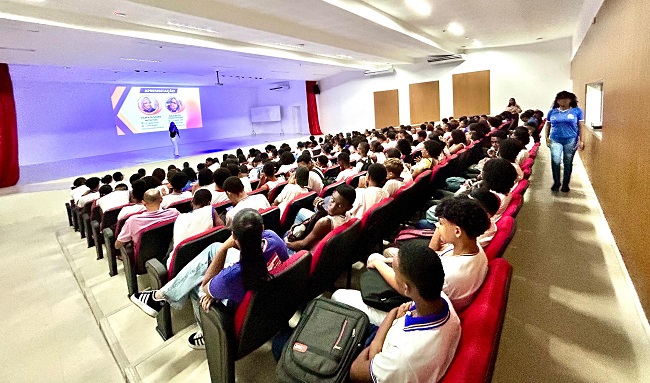 Jovens de Lauro de Freitas participam de palestra sobre mercado de trabalho