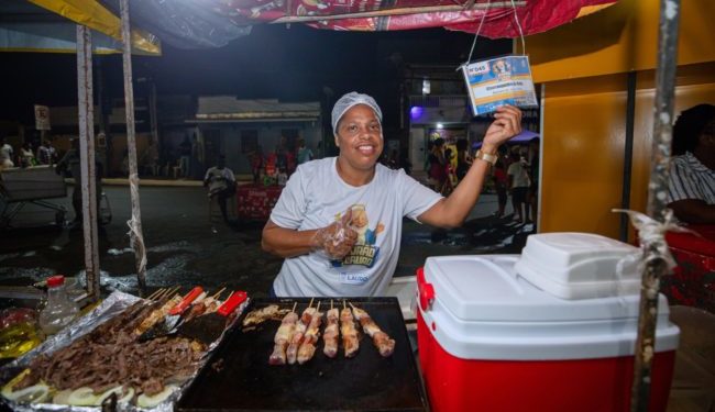 Ambulantes comemoram as boas vendas durante o Pedrão de Lauro
