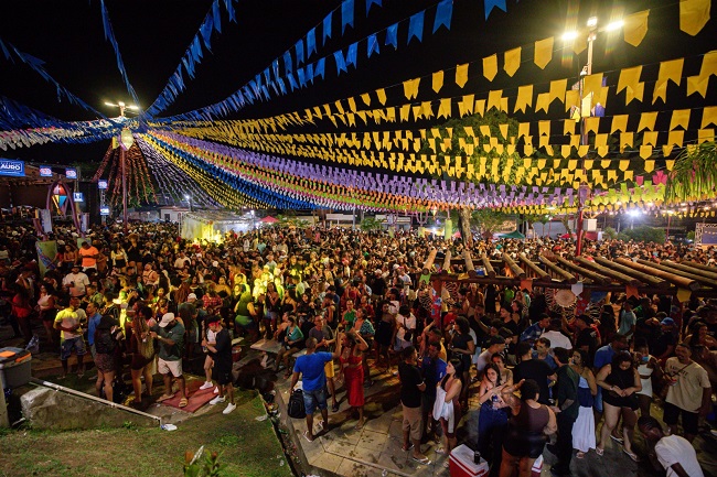 Público lota a Praça Matriz na 1ª noite do Pedrão de Lauro