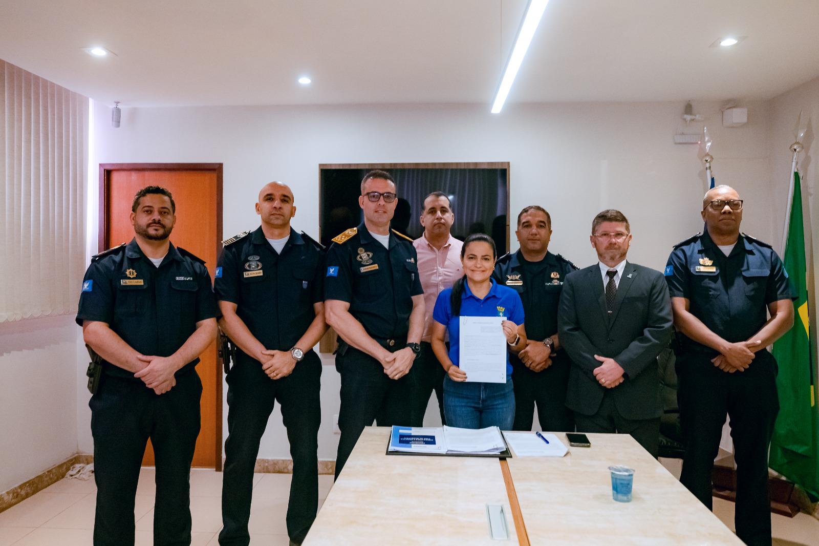 Débora assina termo de cooperação técnica entre as Guardas Municipais de Lauro e Salvador