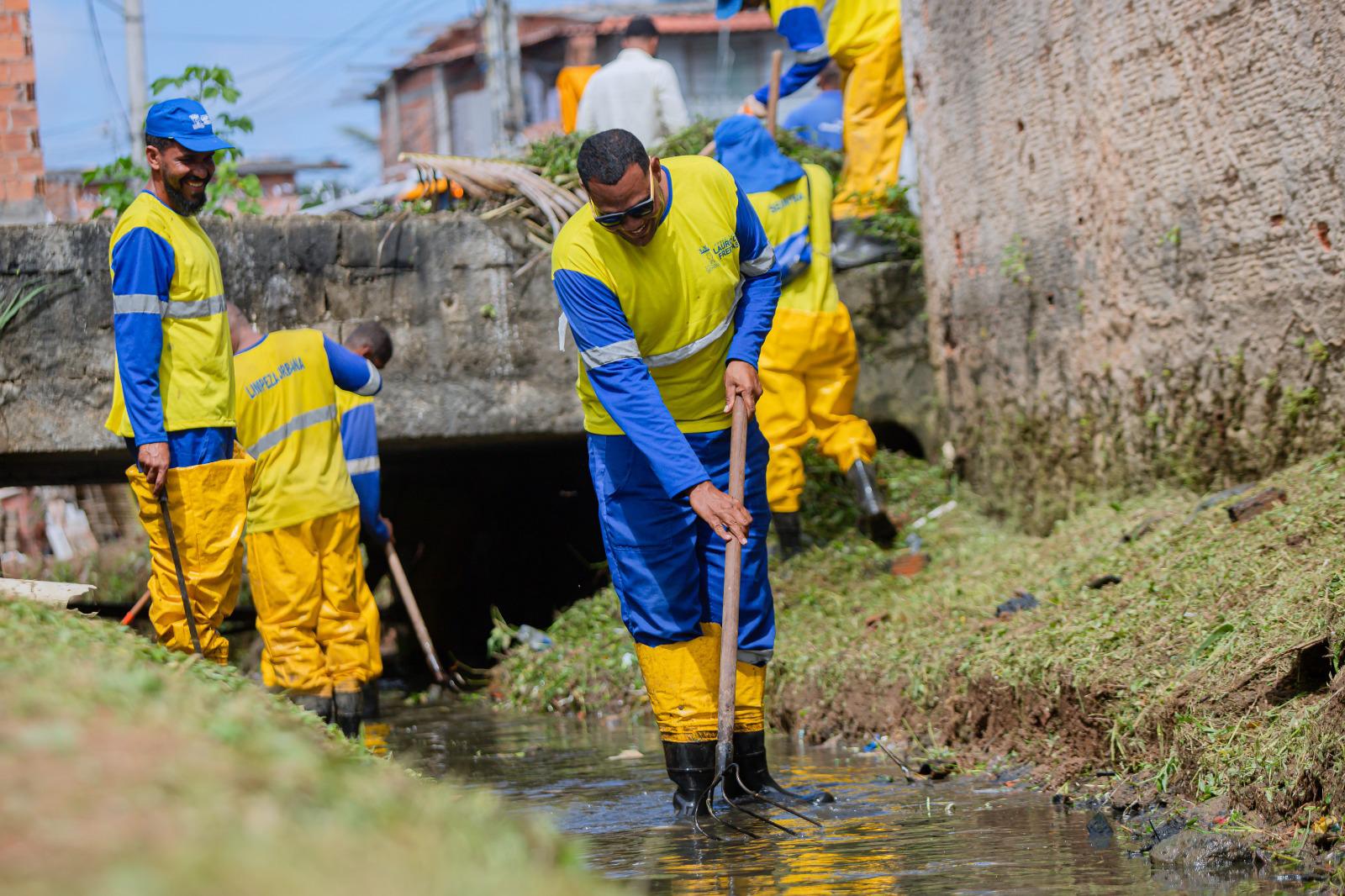 Prefeitura de Lauro limpa canal no Loteamento Talismã em Itinga