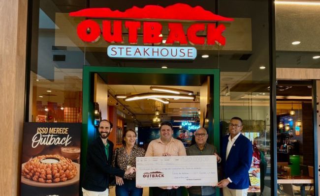 Outback doa R$ 20 mil em gift cards para APAE Feira de Santana