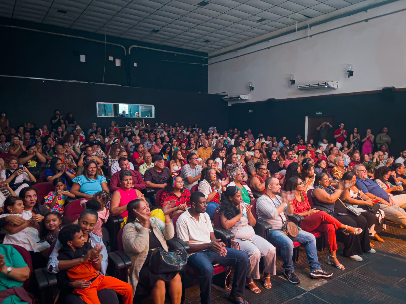 Público lota Cineteatro de Lauro em concerto do Neojiba