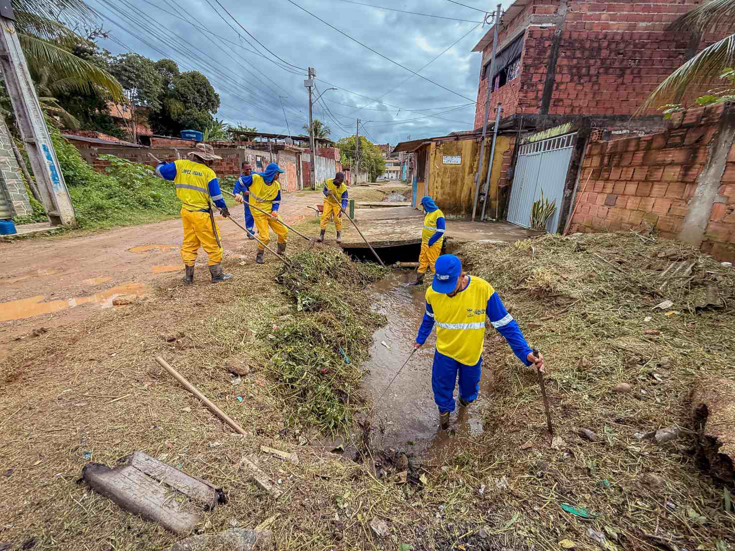 Prefeitura de Lauro realiza limpeza de canal em Jardim Tarumã