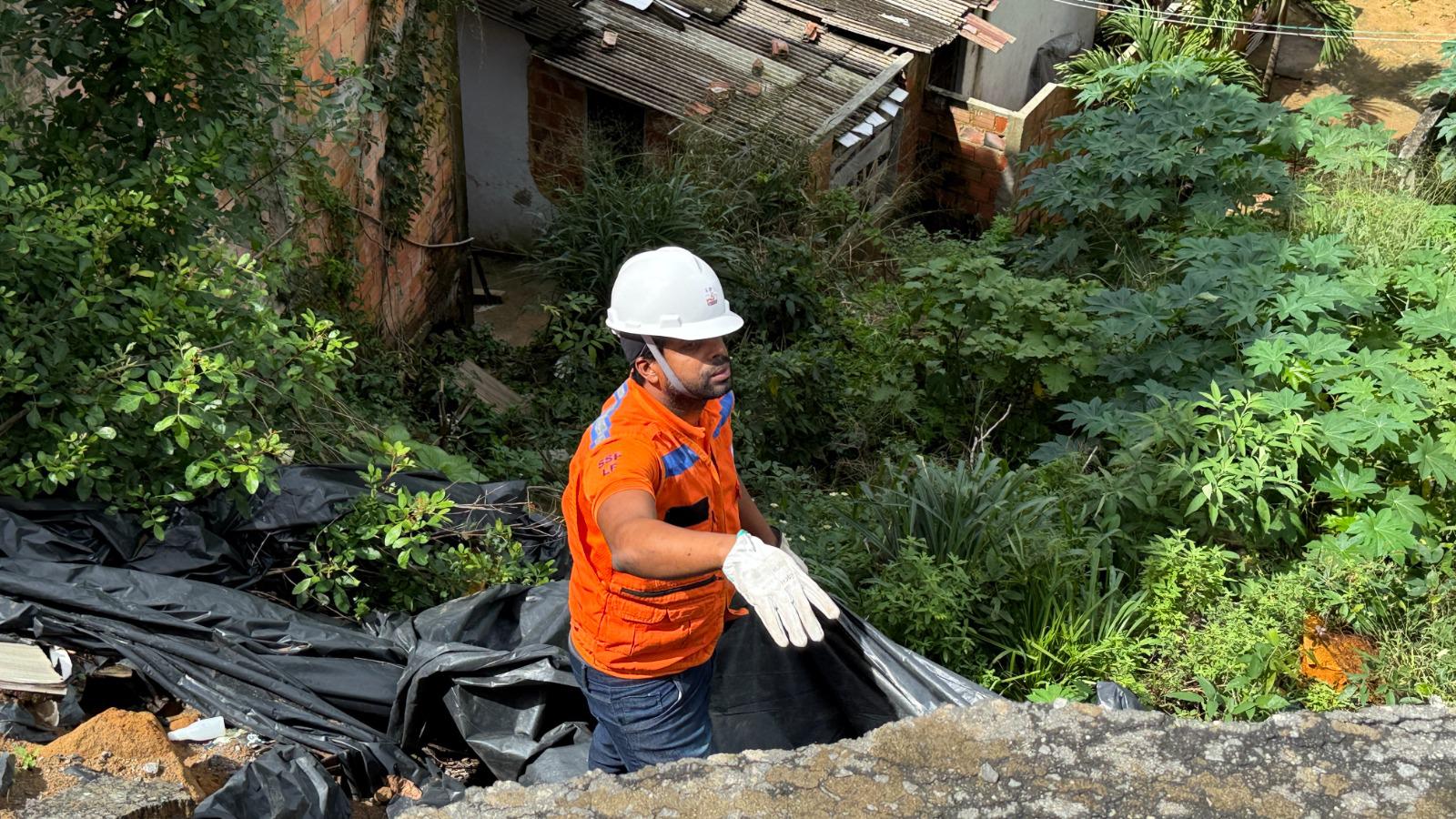 Defesa Civil de Lauro monitora áreas de risco e aplica lonas no Jardim Castelão