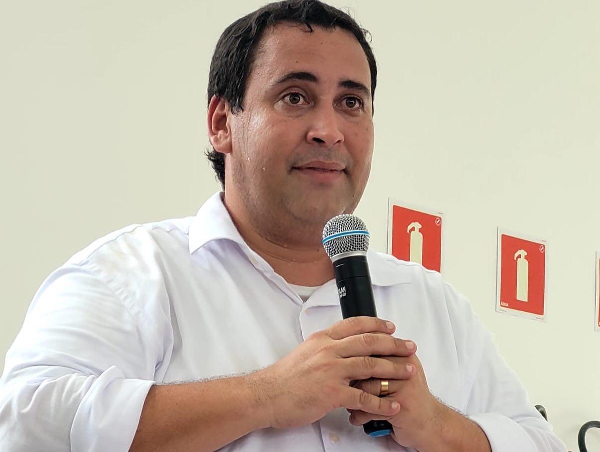 “ACM Neto segue em total silêncio sobre apoio de Bolsonaro à taxação de 50% ao Brasil”, critica Éden