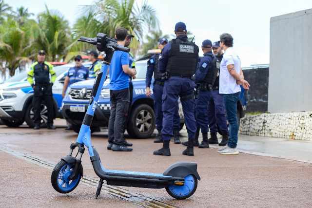 Prefeitura de Salvador realiza blitz educativa sobre uso de patinetes elétricos