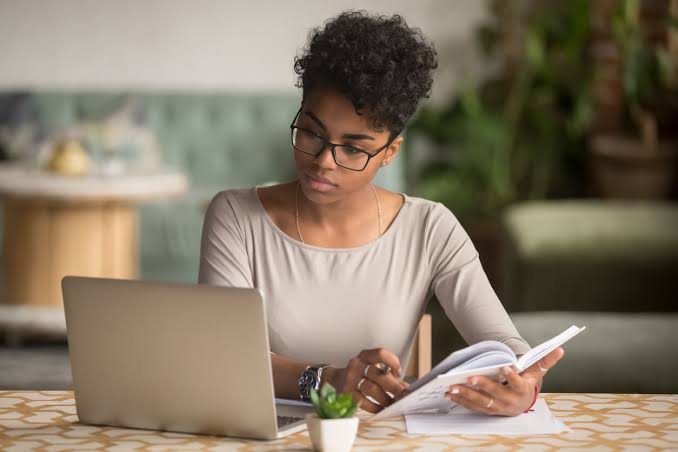 Baianas podem concorrer a 5 mil bolsas de estudo gratuitas no Santander Code Girls