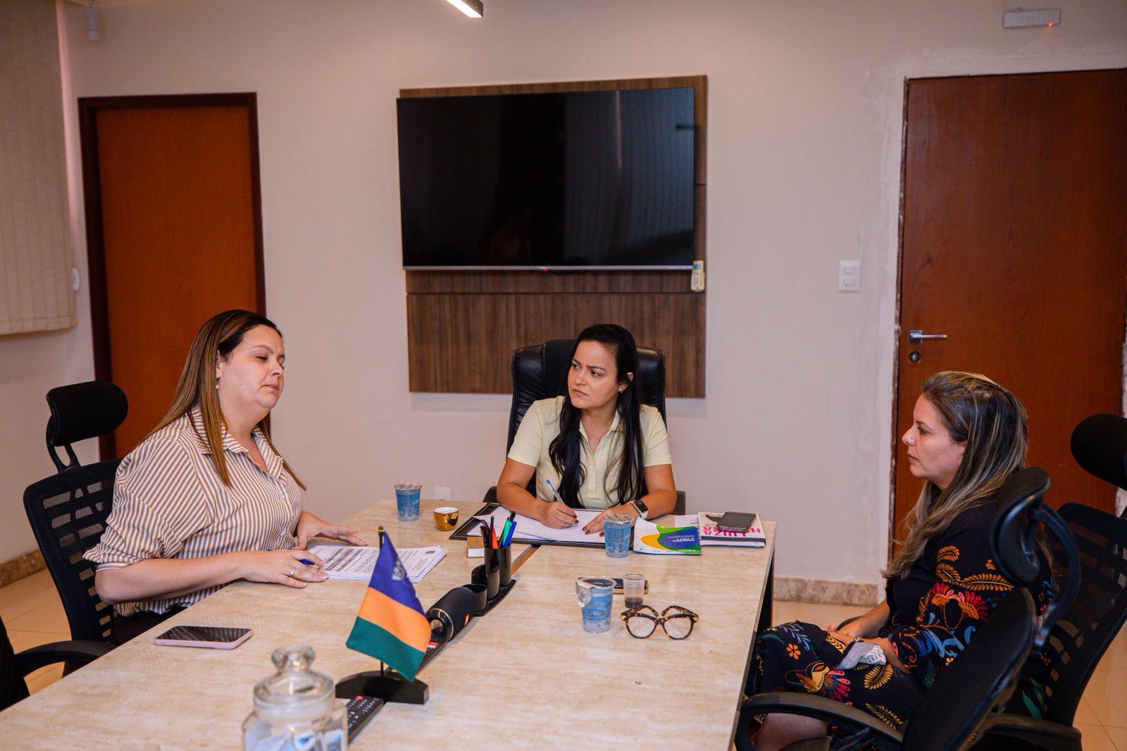 Débora e Mirela Macedo dialogam sobre desafios da saúde em Lauro de Freitas