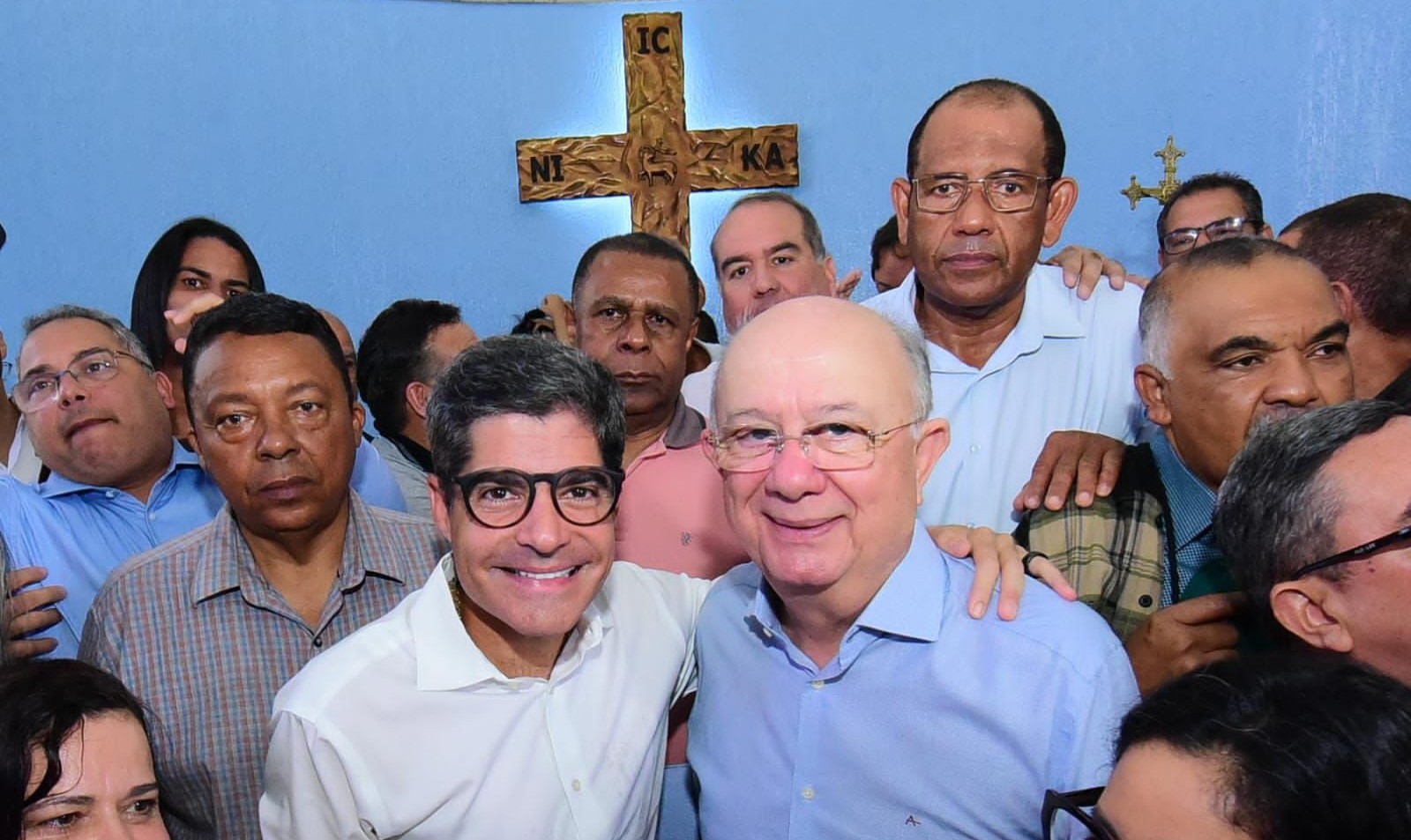 ACM Neto participa da missa de aniversário de Zé Ronaldo em Feira