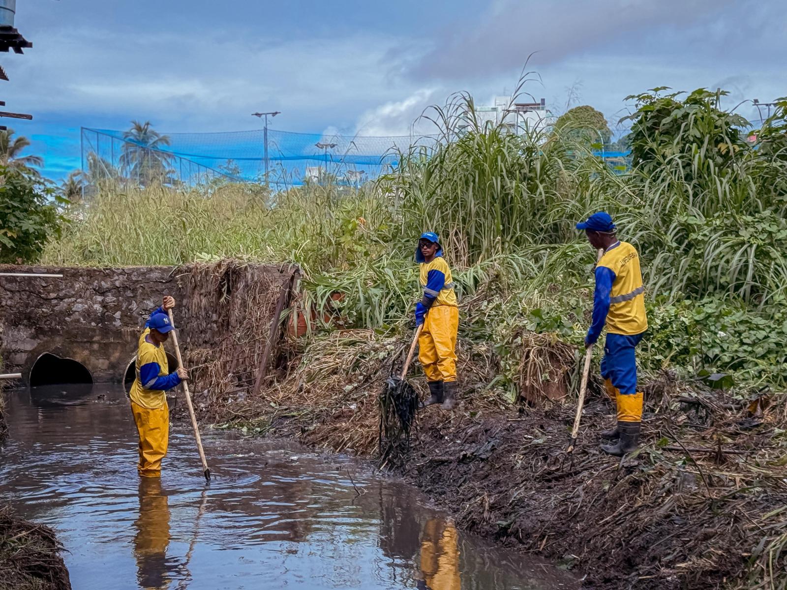 Prefeitura de Lauro faz limpeza de canal em Itinga e Pitangueiras