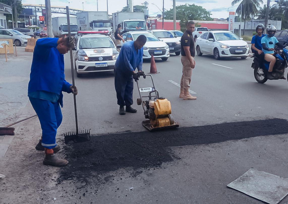 Lauro: Operação Buraco Zero segue com manutenção viária na Estrada do Coco