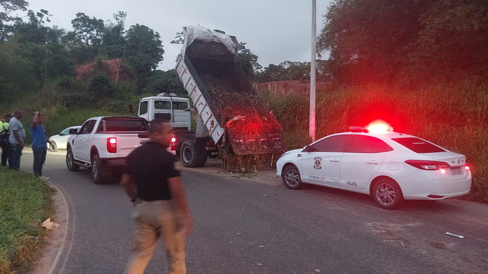 Homem é conduzido para delegacia após realizar descarte irregular de resíduos em Lauro de Freitas