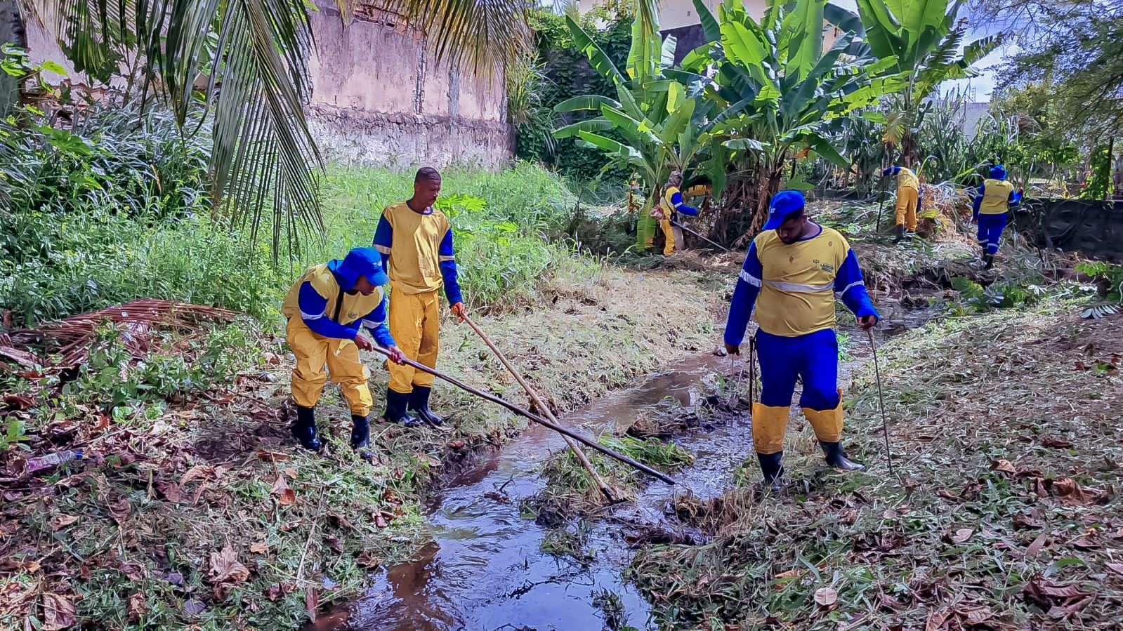Prefeitura de Lauro realiza limpeza de canal em Vilas do Atlântico para prevenir alagamentos