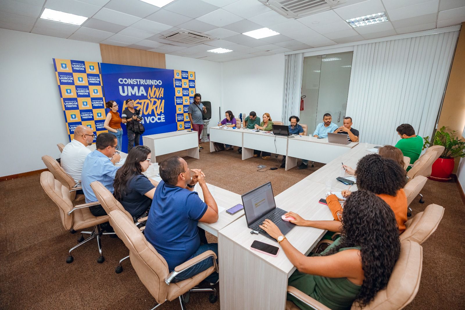 Mesa de diálogo intersetorial debate reposição de aulas em Lauro de Freitas