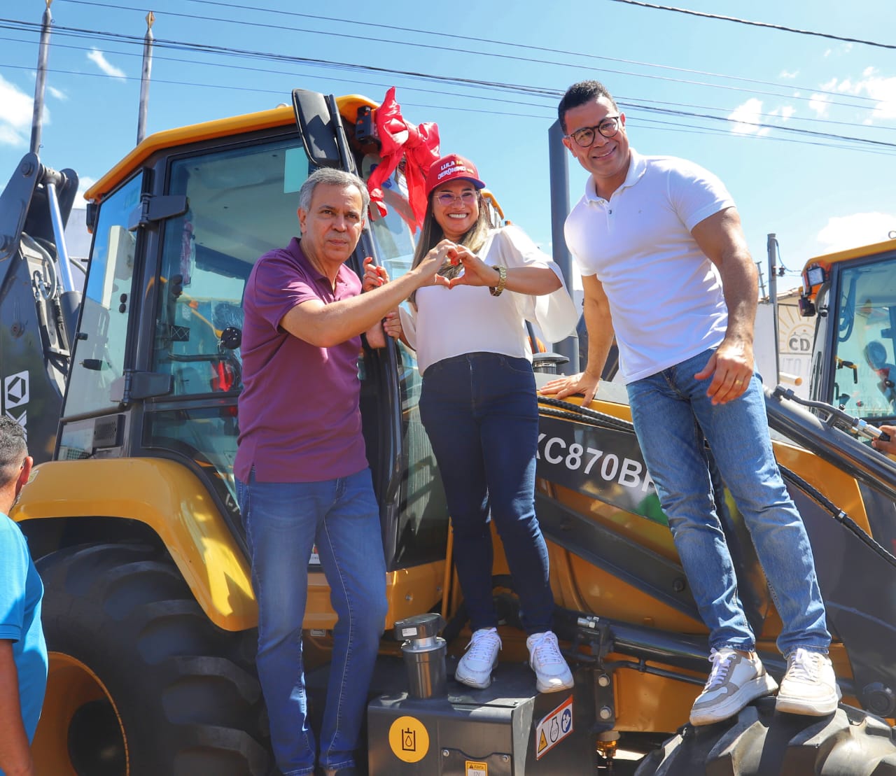 Araci recebe quatro retroescavadeiras e novos investimentos federais viabilizados por Félix Mendonça