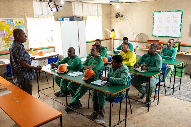 Canteiros de obras em Salvador oferecem aula gratuita para o Encceja 2025