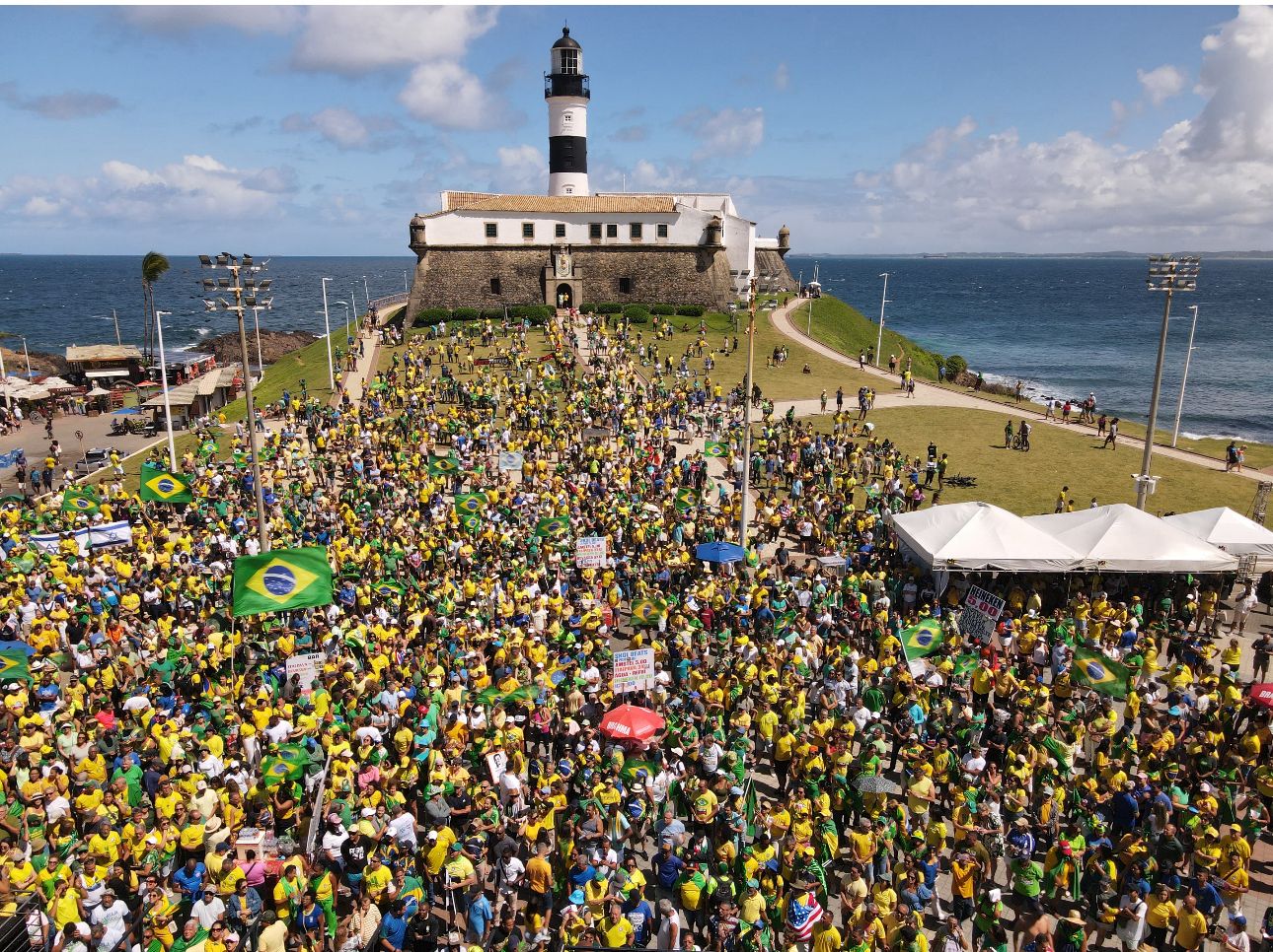 Manifestação contra censura e pela liberdade de expressão reúne multidão no Farol da Barra