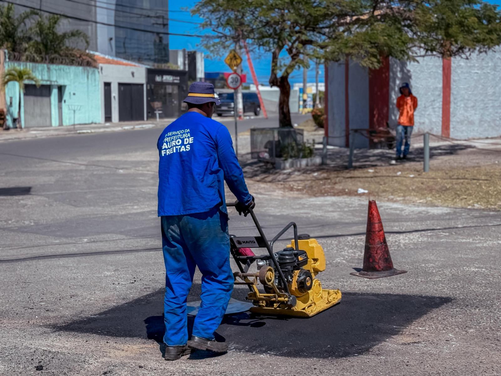 Prefeitura de Lauro intensifica recuperação de vias e drenagem através da Operação Buraco Zero
