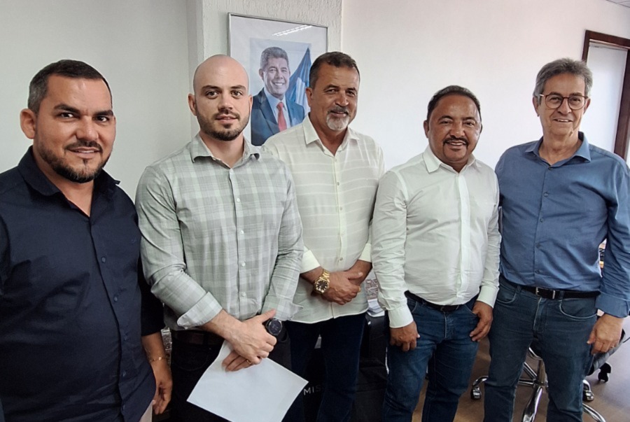 Roberto Carlos trata de obras de abastecimento e infraestrutura para Itiúba