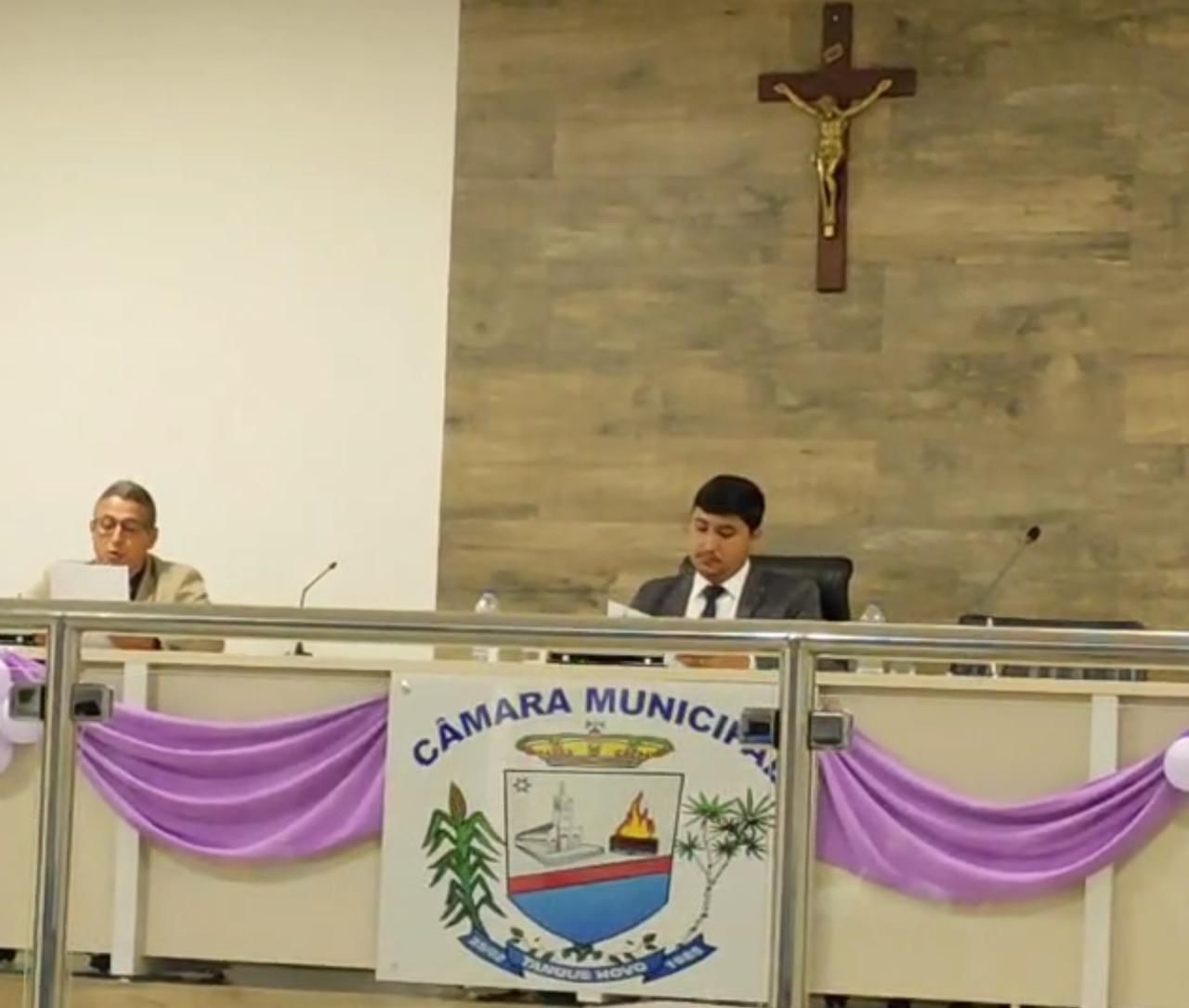Cassado pela Justiça, vereador Cleiton Batista conduz “sessão” na Câmara de Tanque Novo