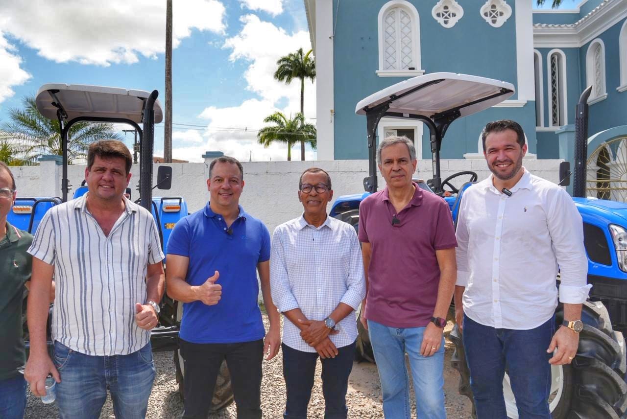 Ao lado do prefeito Genival Deolino, Félix Mendonça entrega tratores para Santo Antônio de Jesus