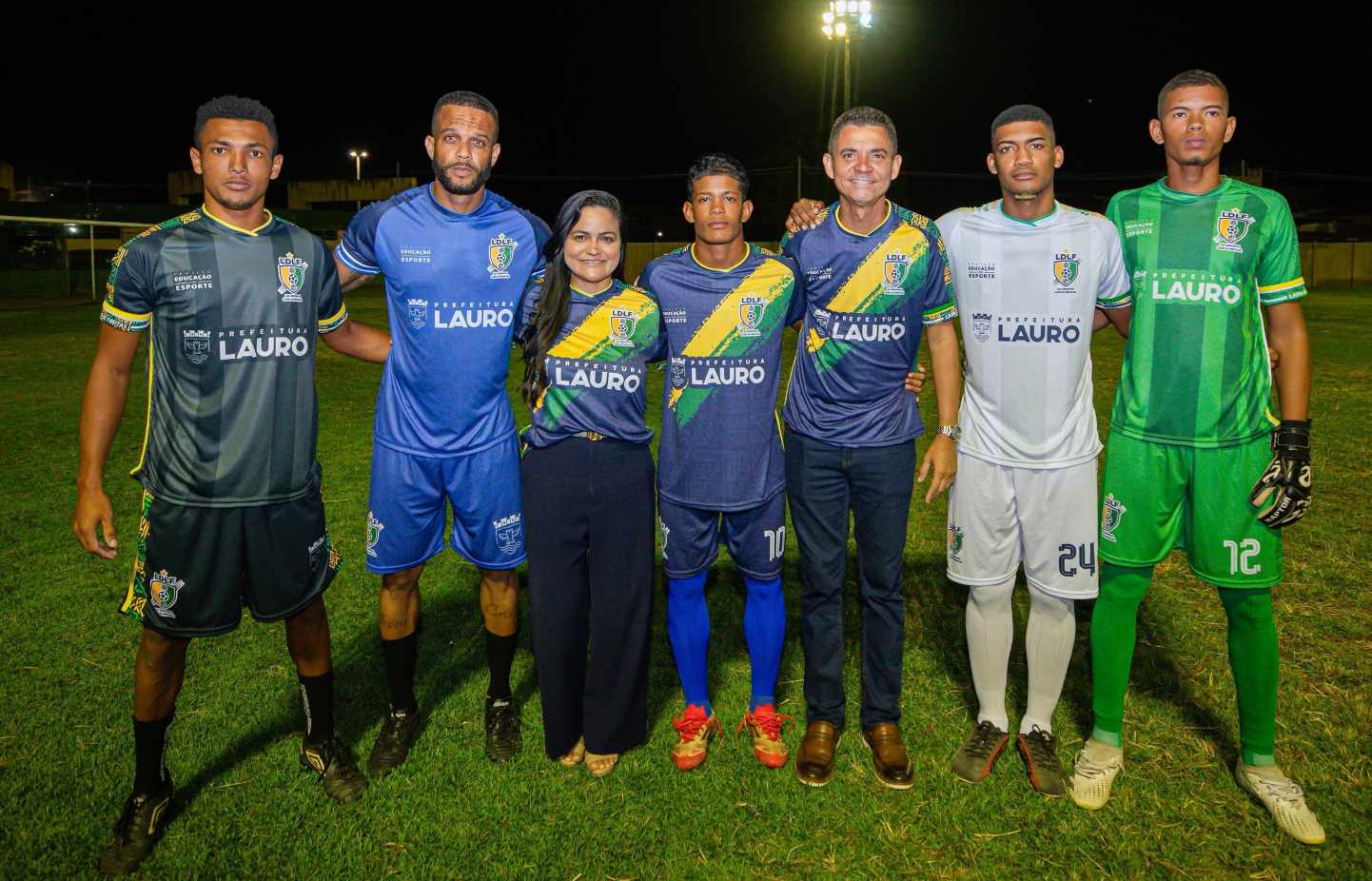 Débora entrega uniformes para os atletas da Seleção de Lauro de Freitas