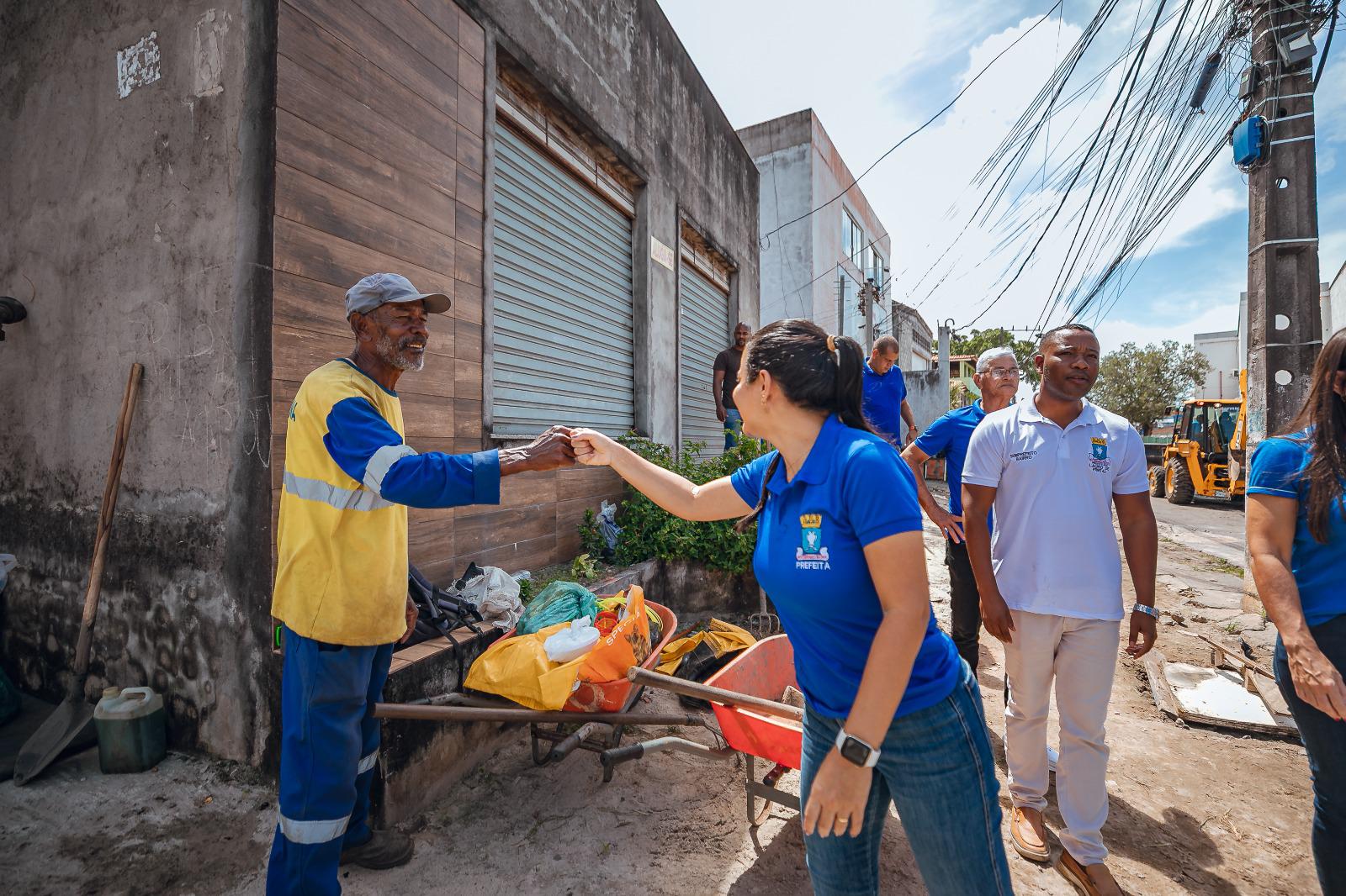 Lauro: Débora Regis inspeciona obras de manutenção no bairro de Portão