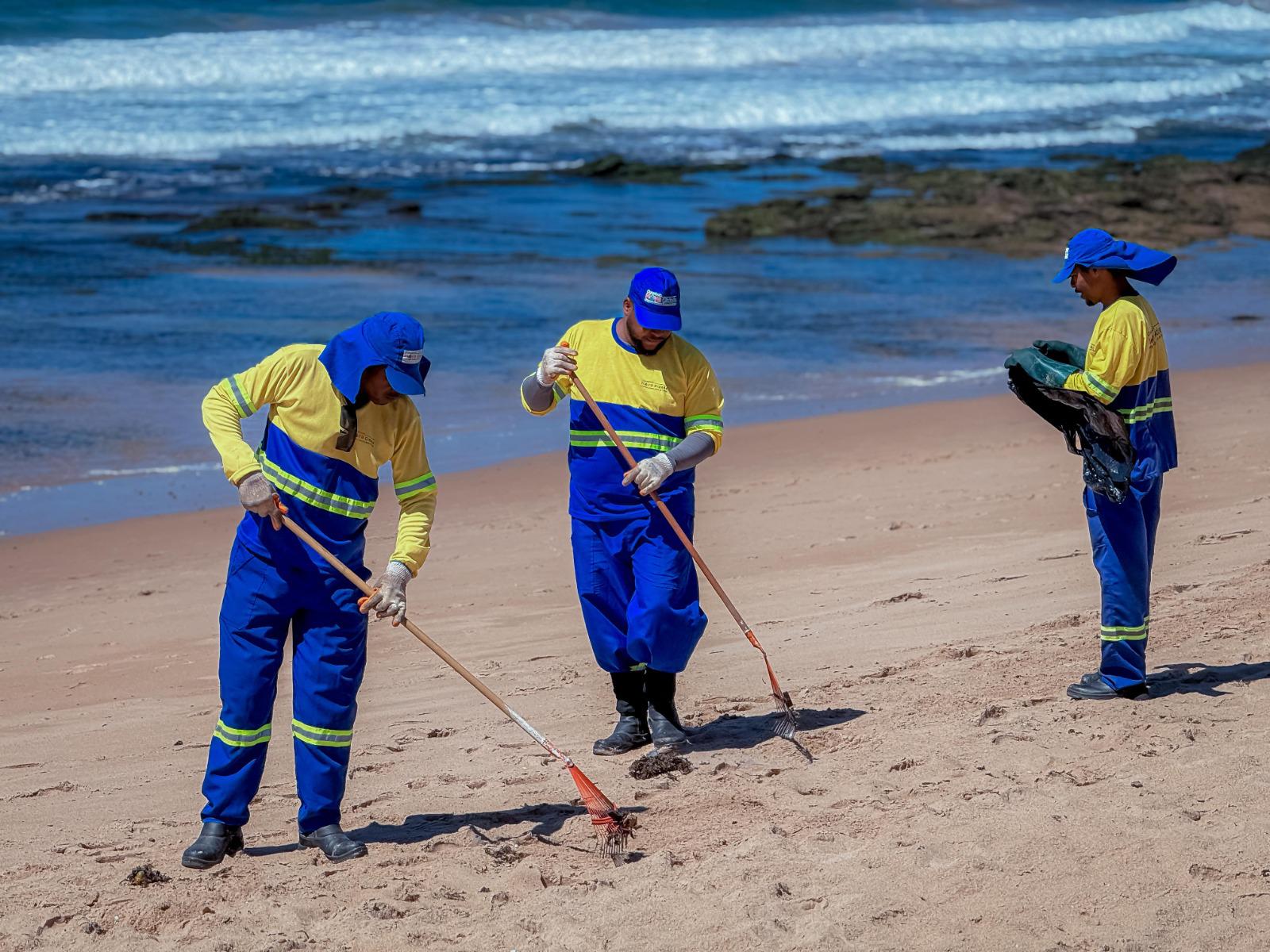 Prefeitura de Lauro reforça limpeza das praias para melhor receber a comunidade