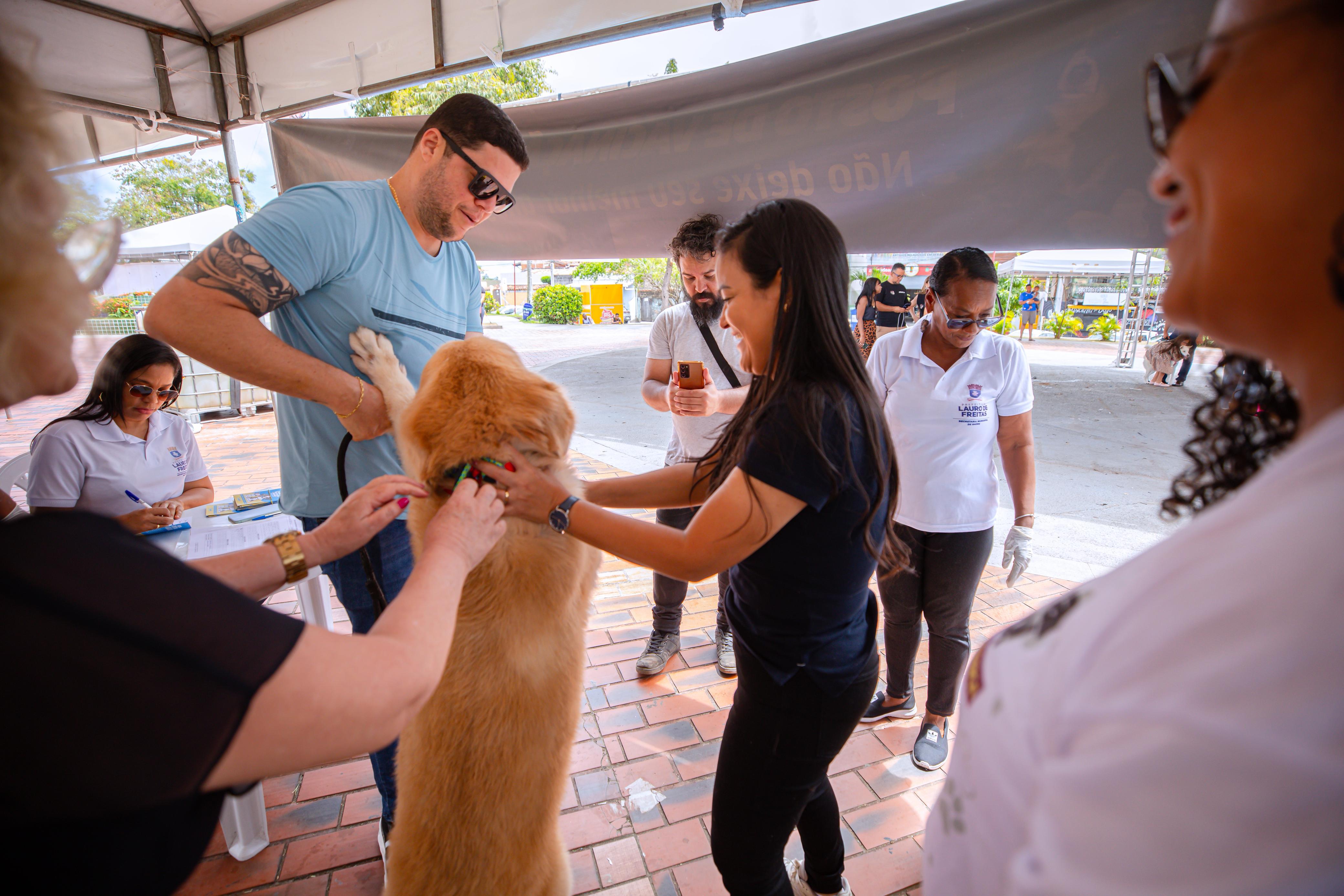 Débora e seu cachorro participam do Dia D de vacinação antirrábica em Lauro de Freitas