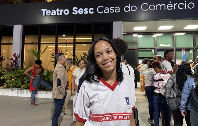 Prefeitura de Lauro leva estudantes da EJA à peça Torto Arado