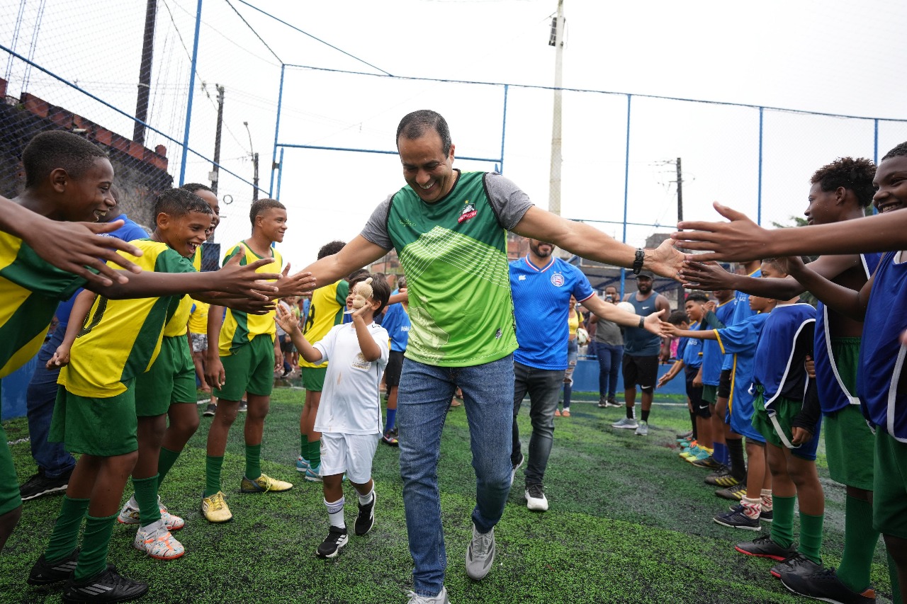Bruno Reis entrega campo de grama sintética e geomanta no Sete de Abril