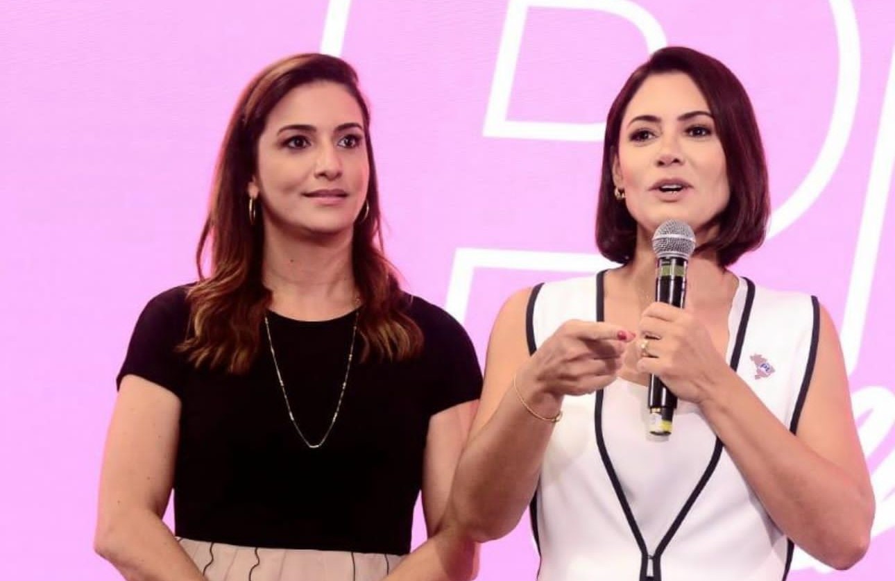 Michelle atende Roberta e grava mensagem para patriotas da Bahia