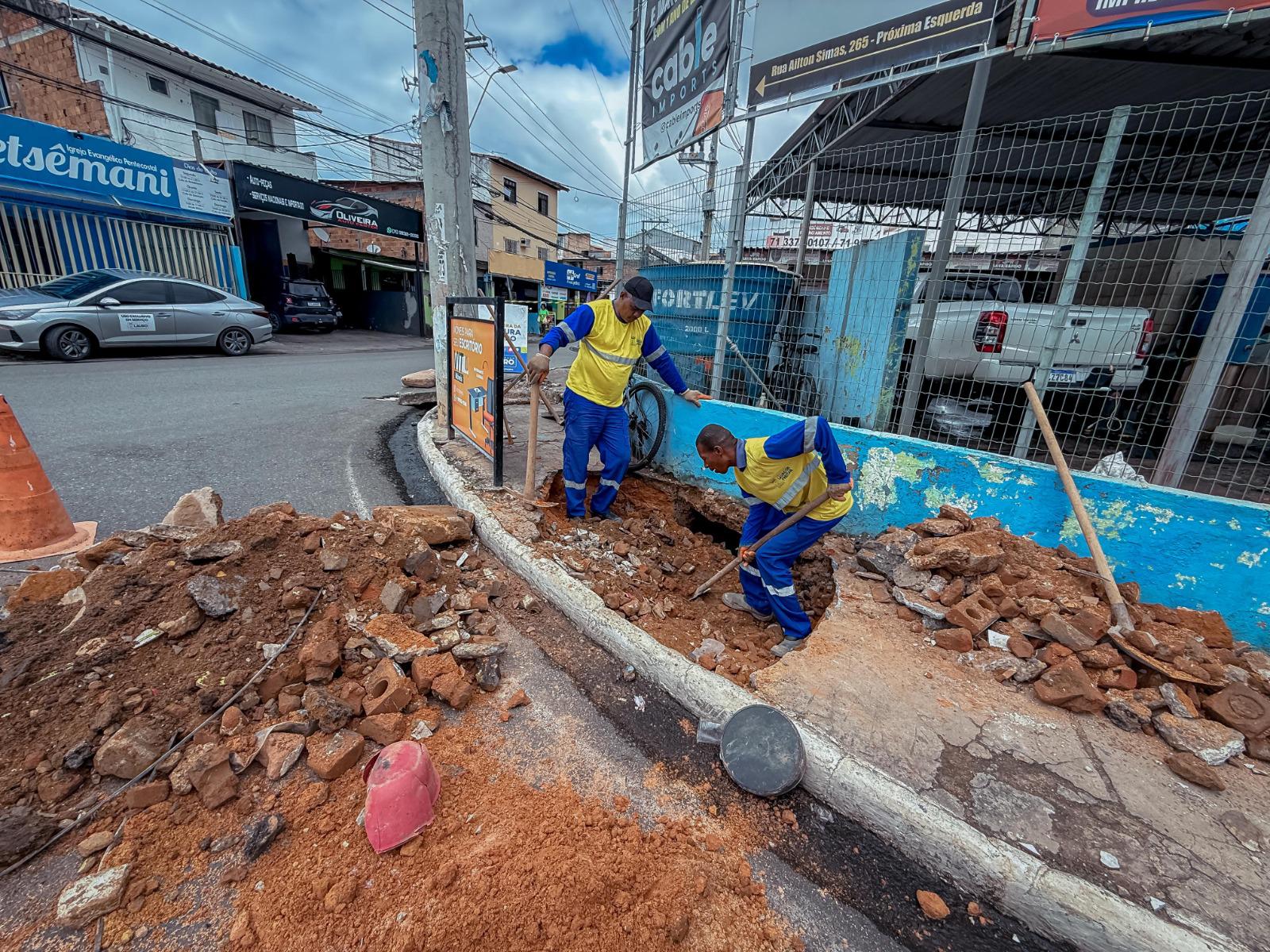Centro de Lauro de Freitas passa por obras de drenagem